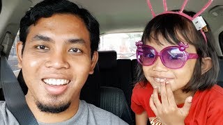 Menyanyi Lagu Burung Kakak Tua Di Dalam Mobil