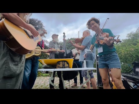 “Hey Fiddler, show us your legs!”Miss Moonshine & Peter Hokema & moonshiners - Banjoree, Germany