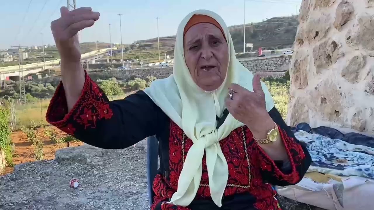 الحاجة نعيمة، في الرابعة والسبعين من عمرها، ولا تزال تقطع يوميًا عدة كيلومترات سيرًا على الأقدام للوصول إلى أرضها.. مشوارٌ يومي تختصر فيه حكاية البقاء ورفض الرحيل.