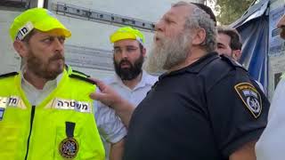 ישראל: קבוצת מתנדבים מתפללת קדיש ליד גופות קורבנות מירון