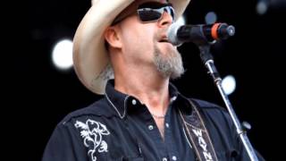 Wayne Mills - She knows the words to every song