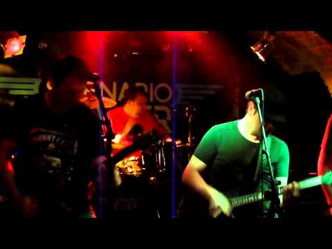 Never Been Famous - Linoleum (live)