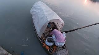 How a fisherman saves living fish in the river