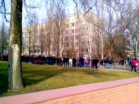 Donezk: Erstürmung Gebietsverwaltung bei Großdemo [mit Videos]