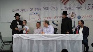לי זלדין, מועמד רפובליקני למושל ניו יורק, מבקר במחנה הבנים של בובוב בקטסקילס