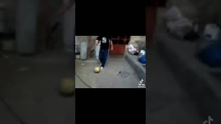 Jugando fut con un duende jajaja #viral #humor