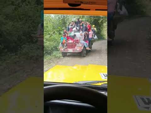 Viajando en Carpati por el municipio de Mistrató Risaralda,  bien lleno este vehículo de #campesinos