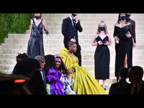 Carey Mulligan and Whoopi Goldberg posed with Valentino designer Pier Paolo Piccioli at MET gala