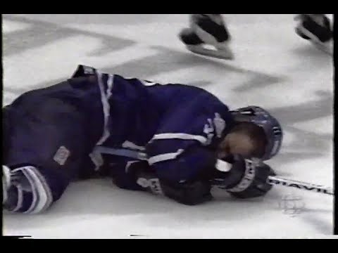 Bernie Nicholls crushes Tie Domi