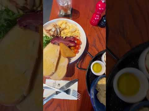 Café da manhã no The Coffee Club em Dubai | Locais para café da manhã JLT Dubai | Jumeirah Lakes Towers #shorts