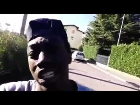 A un ragazzo nero gli muore il pandino e si sfoga