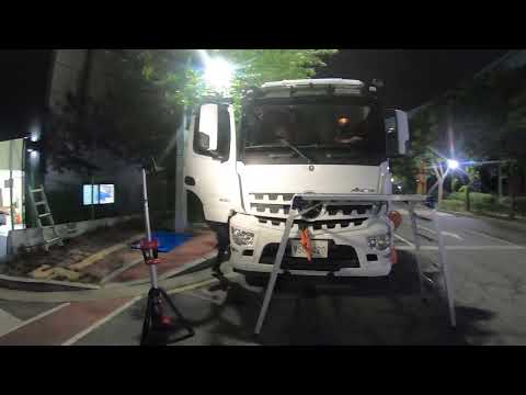 벤츠 아록스 돌빵으로 파손된 트럭 전면유리교체 수리완료영상입니다. 이외의 악트로스 차유리교환, 유리복원용접, 원격시동경보기 설치등의 다양한 정보를 제공합니다.