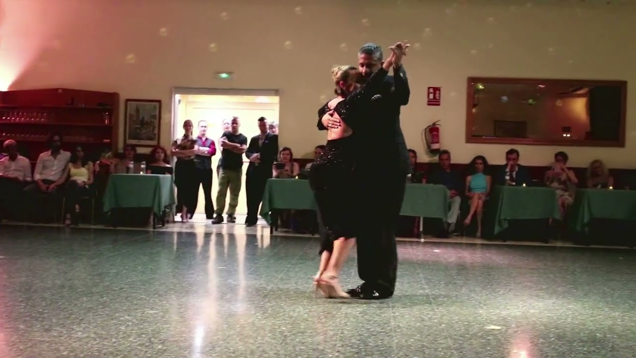 Roberto Zuccarino y Virginia Pandolfi - Milonga del 83 (Orquesta de Juan D'Arienzo)