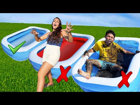 NON SCEGLIERE LA PISCINA SBAGLIATA CHALLENGE CONTRO IL DOTTOR TIMOTI! *Erick è caduto nella...*