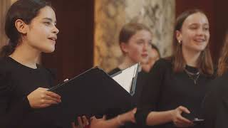 Anna Lapwood conducts Eric Whitacre&#39;s Seal Lullaby - Pembroke College Girls&#39; Choir