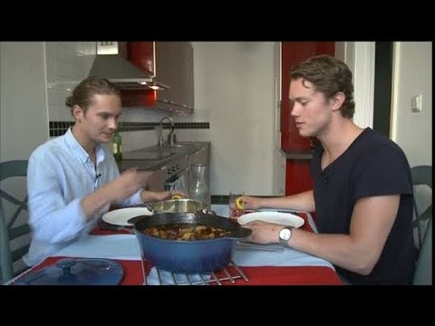 Filip Fastén hjälper studenten Frank med matlagningen - TV4