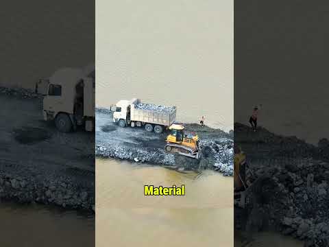 Warum kippen diese Lkw tonnenweise Steine ins Meer?