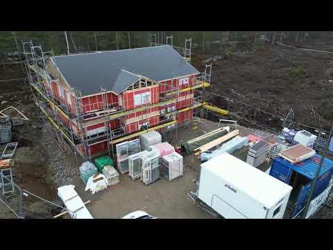 Det aller første huset på Strømnesåsen reist og taket er tett