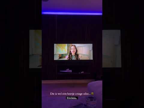 Vincent Visser (Jesse) en Stefania Liberakakis (Fenna) kijken de film Brugklas De tijd van m'n leven