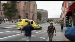 Crowd gather to watch UFO over Oslo after bombing!!!!