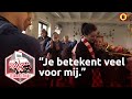 Alyssa geeft vriendin van zorgboerderij een bloemetje: "Je betekent veel voor mij."