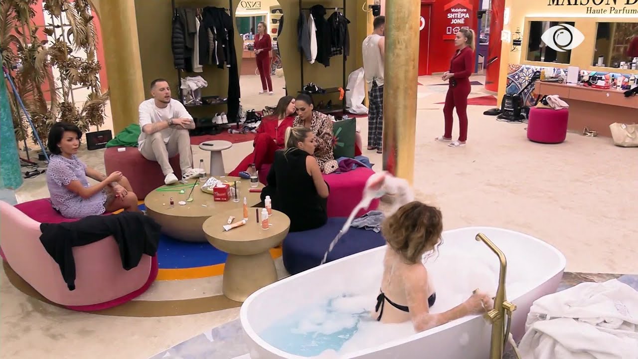 Banja në vaskë/ Juli shkon i hap çesmën, Egla e gjuan me sfungjer dhe shkum