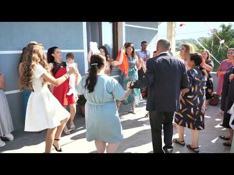 Flori Demarku:dy dele treqind pare.