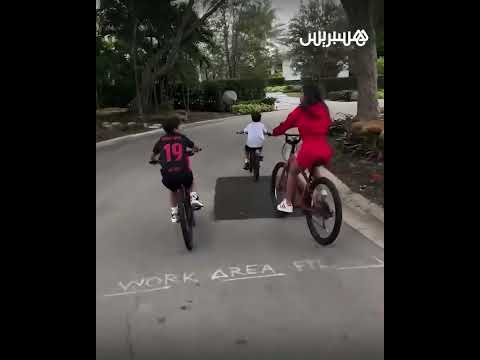 ماتيو ابن ليونيل ميسي يرتدي قميص لامين يامال خلال نزهة عائلية