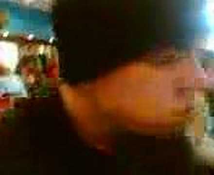 Jorick met met 2 broodjes in zijn mond.