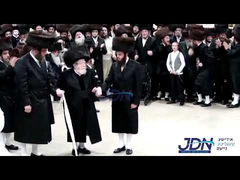 Kretchnif Rebbe Dancing Mitzvah Tantz At His Einikel's Wedding - Sivan 5783