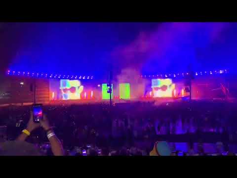 Bad bunny arranca el concierto cantando "25/8" P FKN R