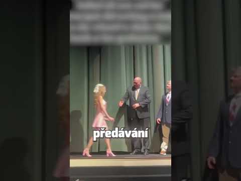 Na promoci odmítla podat ruku ředitelům!😳🎓