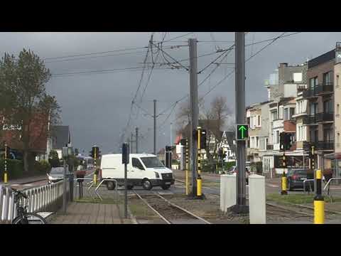 PCC 26 ( museumrit Westende - Blankenberge ) komt aan in halte Westende Bad