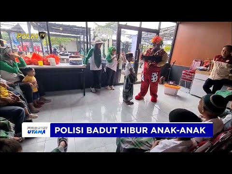 PERSONEL POLDA KEPULAUAN BANGKA BELITUNG BERKOSTUM BADUT HIBUR ANAK-ANAK