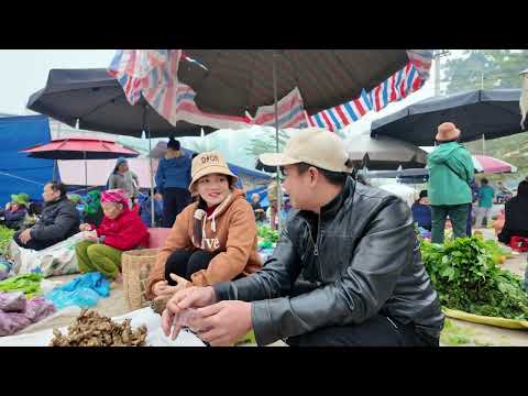 Duyen and Tham met at the market and then visited Tham's rabbit farm together.