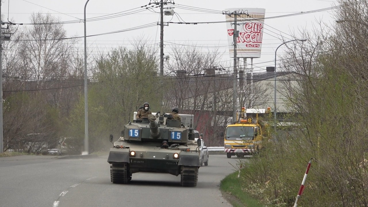 公道を走る戦車 カップヌードルのオブジェと90式戦車 第72戦車連隊（千歳市・C経路 2022年4月26日）JGSDF Type 90 MBT Public Road Driving
