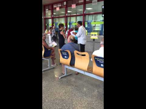 Rissa sfiorata all'ufficio postale, signore litiga con la direttrice per i disservizi.