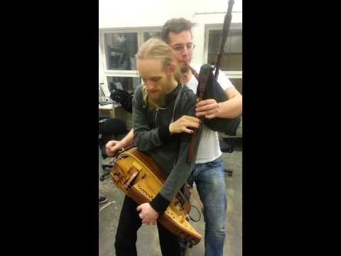Kalabalik - Playing 4 hand bagpipe/hurdy-gurdy