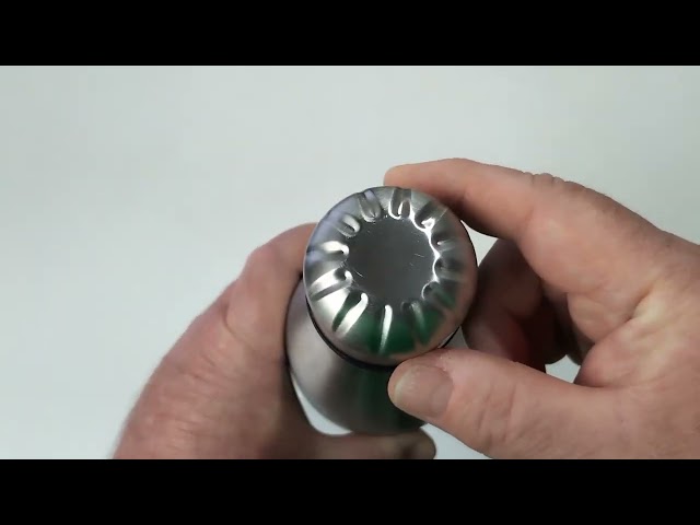 Vídeo relacionado con Grupo Erik Cantimplora acero inoxidable Guns N Roses - Botella de agua acero inoxidable Termica 500ml con Asa (Termo agua negro) | Aislamiento Doble pared Frio/Calor