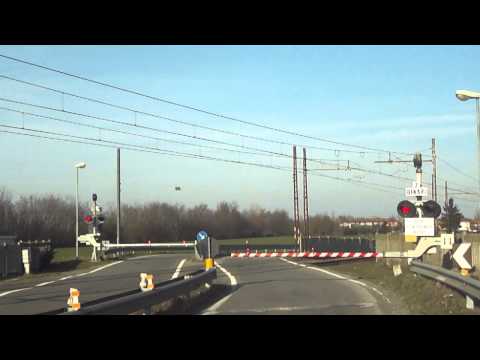 Passaggio a livello con semibarriere a Cantalupo (AL)