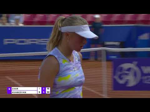 Lisa Zaar visar var skåpet ska stå med en dräpande backhand.