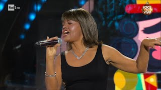 Jasmine Rotolo - "Natalie Cole" - canta "Jingle bells" - Natale e Quale 17/12/2023