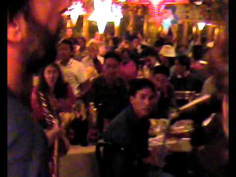 Satisfação - Ao vivo de Rangzen no Mcllo Restaurant McLeod Ganj Índia