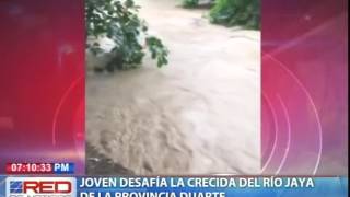 Joven desafía la crecida del río Jaya de la provincia Duarte