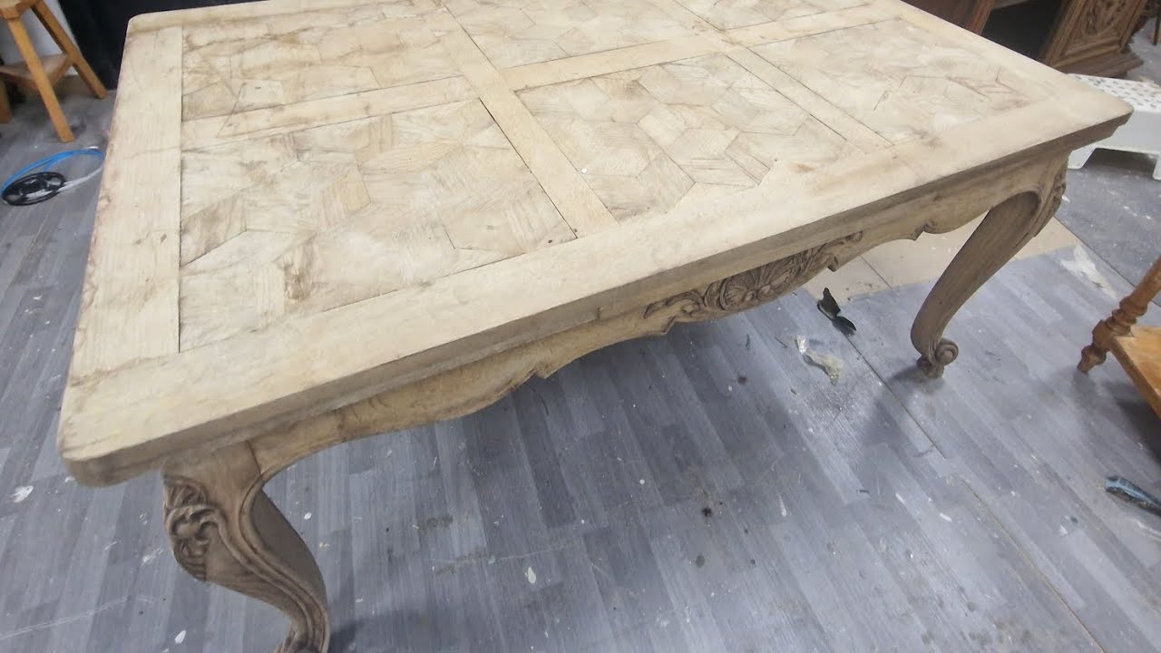 Roller varnishing of an antique dining table