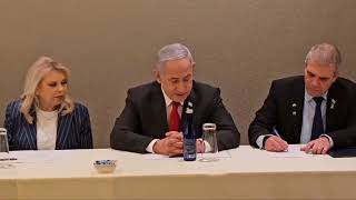 פגישתם הראשונה של ראש הממשלה נתניהו ורעייתו בארה"ב - עם נציגי משפחות החטופים (עדכוני משרד ראש הממשלה) - התמונה מוצגת ישירות מתוך אתר האינטרנט יוטיוב. זכויות היוצרים בתמונה שייכות ליוצרה. קישור קרדיט למקור התוכן נמצא בתוך דף הסרטון