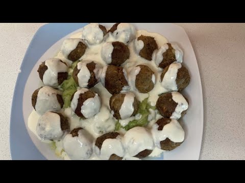 Albóndigas de lentejas con espaguetis falsos o zoodles.