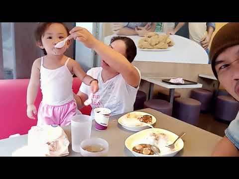 Comendo Jollibee no SM City Cebu meu fast food favorito com mamãe e papai 2022 | Jann Louise