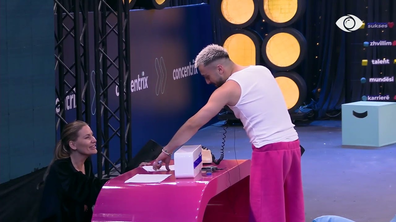 Momente gazmore/ Gjesti i përgjigjet telefonatës në shqip