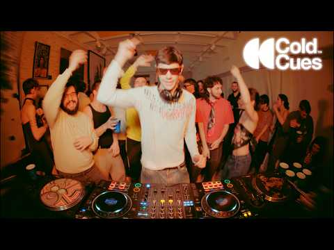 Vibrant HardGroove Mix Inside an Art Gallery | SERRATO